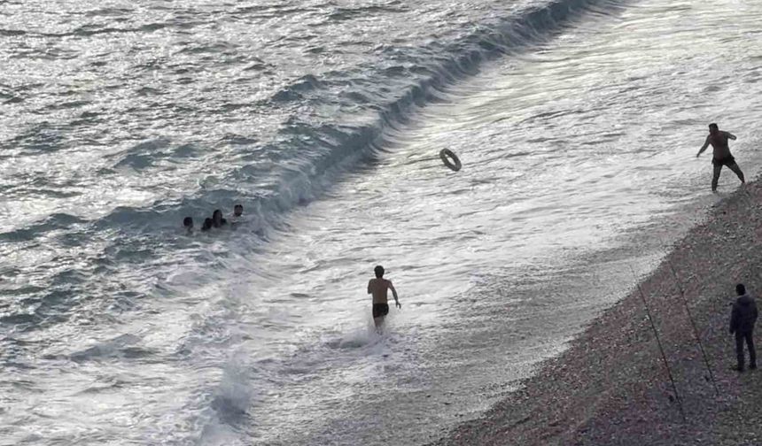 Fırtınalı havada denizde can pazarı
