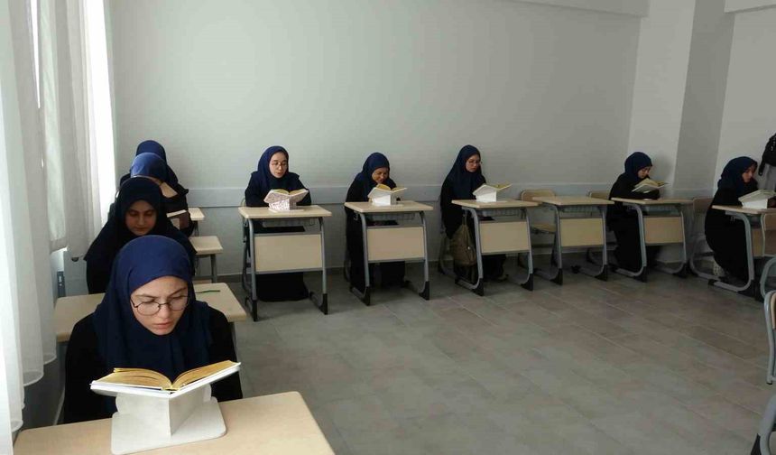 Hafızlık sınavını tamamlayan genç kızlar meşaleler, alkışlar ve Türk bayraklarıyla karşılandı