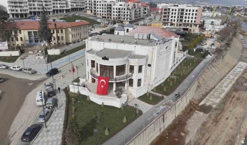 Hatay'da enkazdan taşları tek tek toplanan tarihi meclis binası 200 fore kazık üzerine yeniden inşa edildi