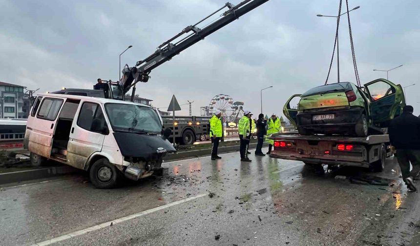 Hurdaya dönen otomobil öğretmene mezar oldu
