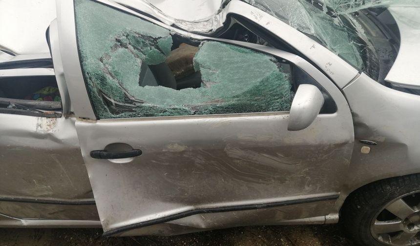 Otomobil şarampole yuvarlandı: Bangladeş uyruklu aynı aileden 1 kişi öldü, 3 kişi yaralandı