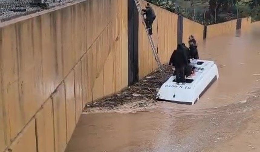 Sağanak yağmura servis aracında yakalananlar merdivenle kurtarıldı