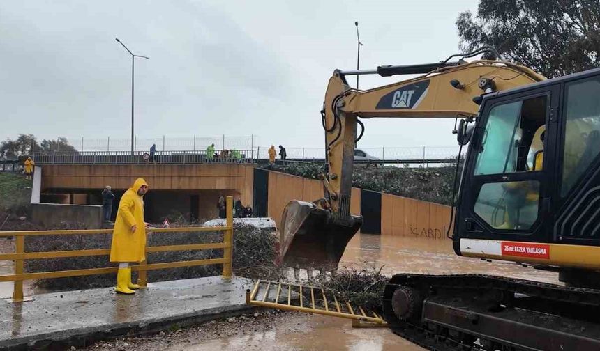Sel suları yükselince minibüsün üzerinde mahsur kalan vatandaşları belediye ekipleri kurtardı