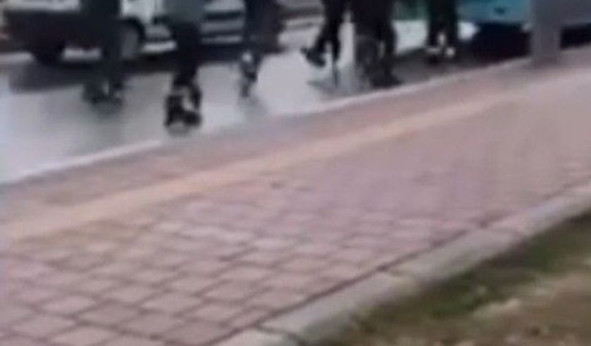 Seyir halindeki araçlara tutunarak patenle yolculuk yapan 2 çocuğa adli işlem