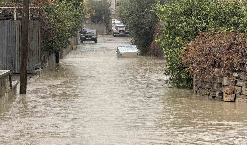 Tarsus'ta sağanak yağış etkili oluyor