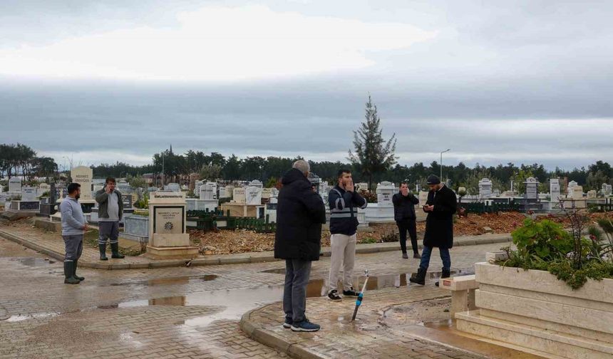 6 Şubat depreminde hayatını kaybeden Antalyalı vatandaşlar mezarı başında anıldı