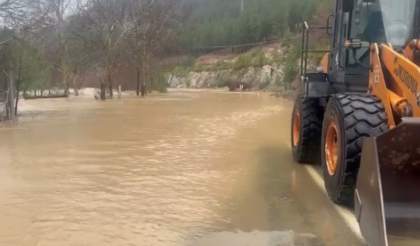 Adana'da sel ve heyelanlar ulaşımda aksamalara neden oldu