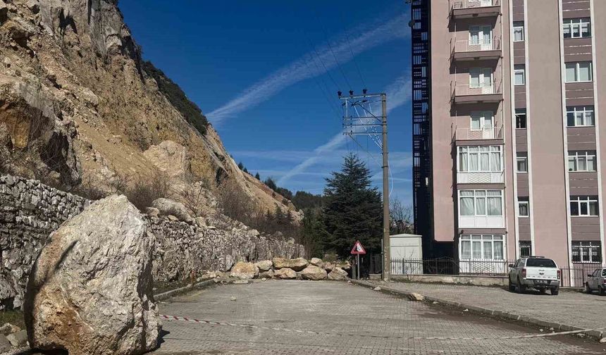 AFAD'dan Eğirdir'de kaya düşmesi sonrası heyelan incelemesi