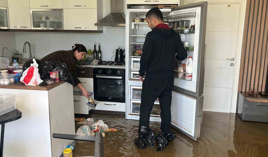 Alanya'da debi yükseldi, çay kenarındaki işletmeler sele kapıldı