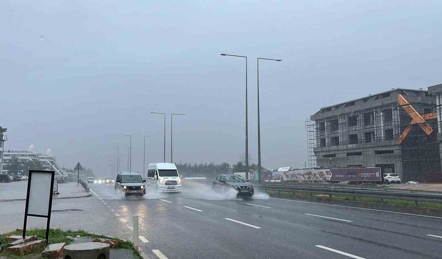 Alanya'da sağanak etkili oldu, sürücüler zor anlar yaşadı