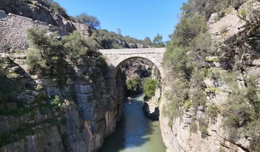 Antalya'da 20 metre yükseklikteki tarihi köprüden suya atlayan genç yürekleri ağza getirdi