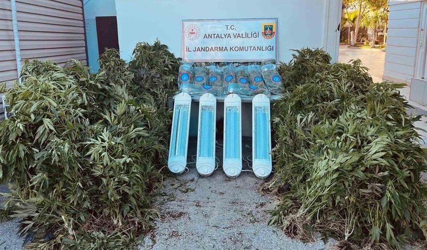 Antalya'da 23,9 kilo uyuşturucu madde ele geçirildi