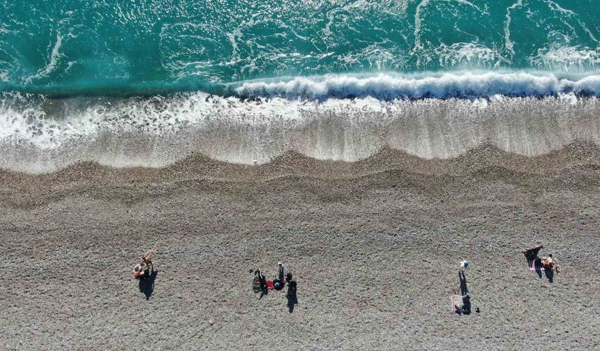 Antalya'da bir gün arayla iki mevsim: Dün sağanak ve fırtına, bugün deniz keyfi