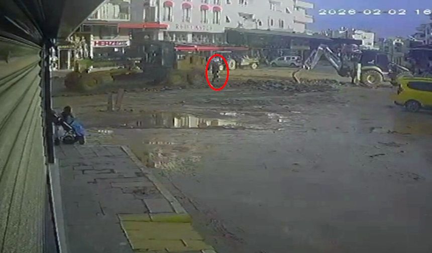 Antalya'da iş makinesinin belediye çalışanına çarpma anı kamerada