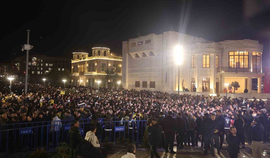 Asrın felaketinin 3'ünci yıl dönümünde Hatay'da binlerce kişi sessiz yürüyüş gerçekleştirdi