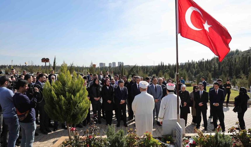 Bakan Yumaklı, deprem şehitlerinin kabirlerini ziyaret etti