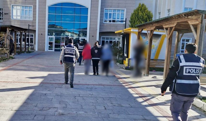 Burdur'da 1 milyon değerinde sahte altın sattılar, polisten kaçamadılar