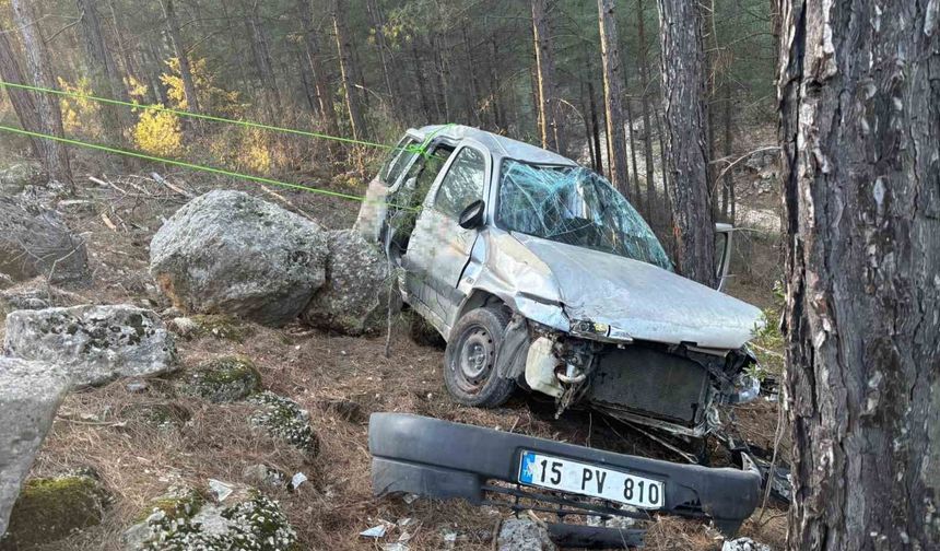 Burdur'da araç şarampole devrildi: 3 yaralı