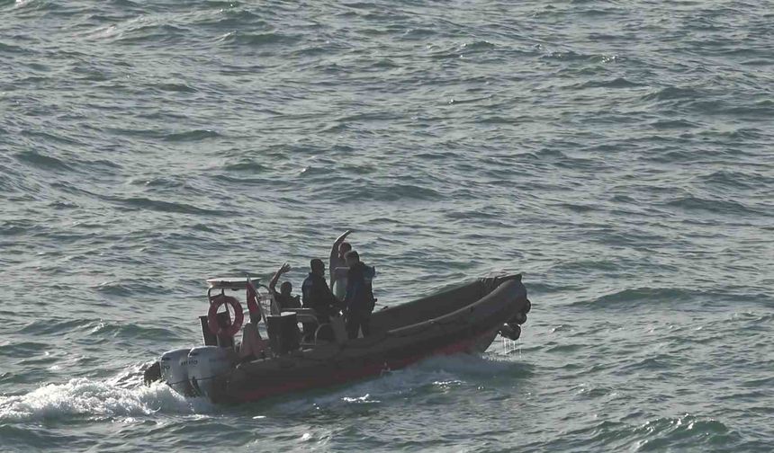 Dalgalarla boğuşan 2 kişiyi deniz polisi kurtardı