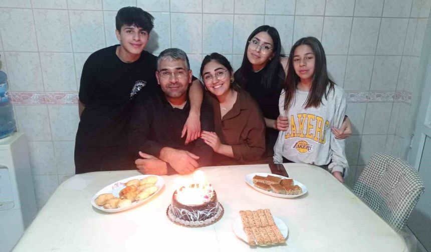 Depremde tüm ailesini kaybeden baba, 04.17'de mezar başında gözyaşlarına boğuldu