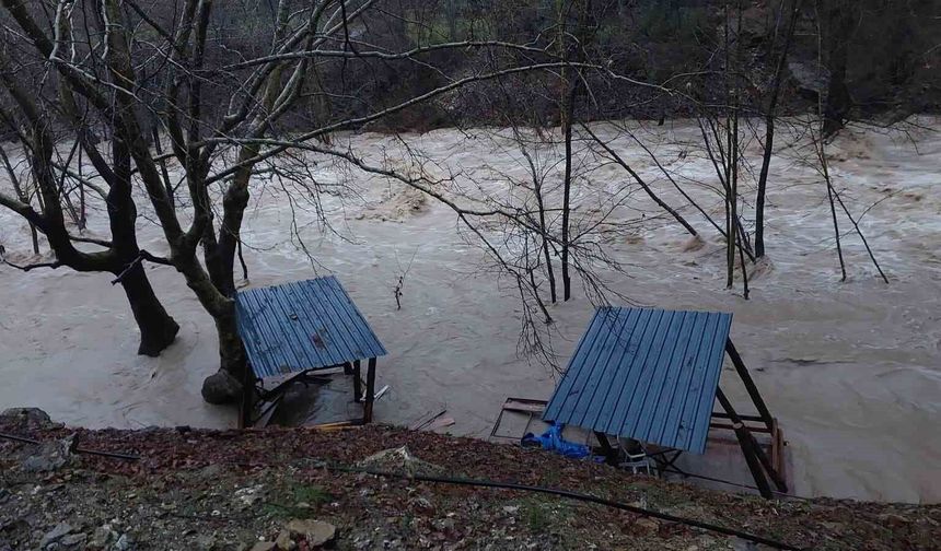 Gündoğmuş'ta sağanak, Uçansu Şelalesi'ni coşturdu