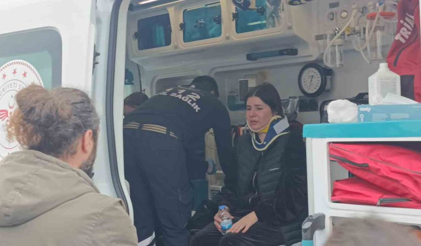 Hafif ticari aracın çarptığı midibüs devrildi: 7 yaralı