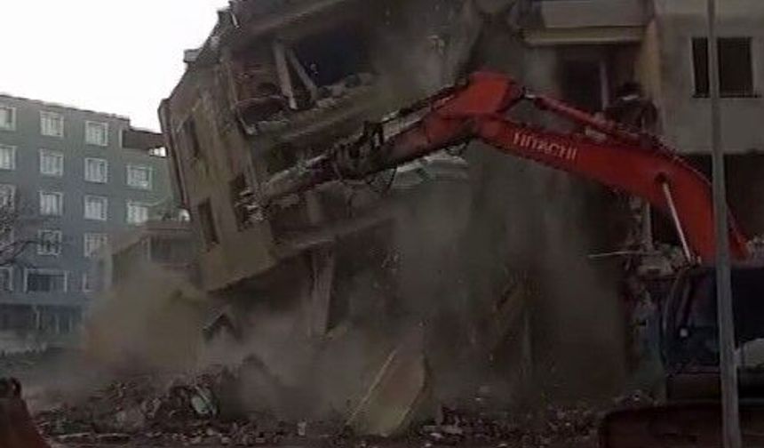 Hatay'da hasarlı 5 katlı bina iş makinesinin darbesiyle yerle bir oldu