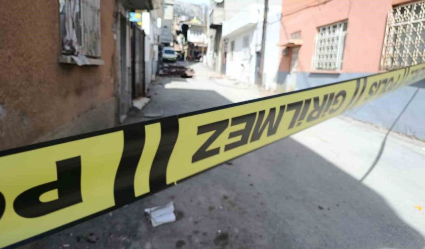 Kahramanmaraş'ta fırtına çatıları uçurdu