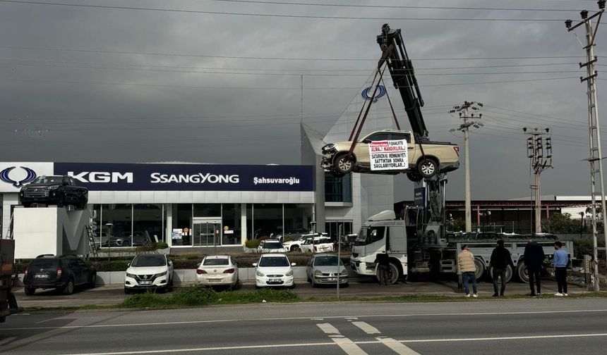 Kamyoneti vinç ile asıp firma önünde eylem yaptı