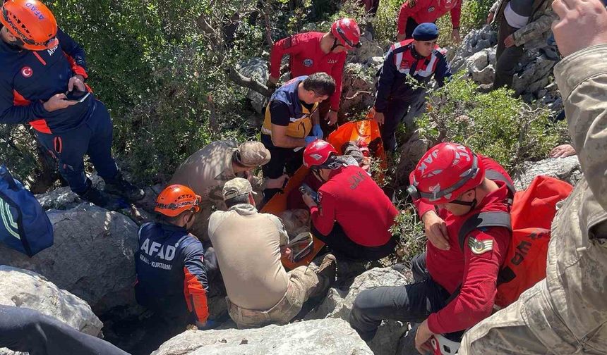 Keçilerin peşinden gidip kaya yarığına sıkışan Ayşe teyze komşularını dinlememiş
