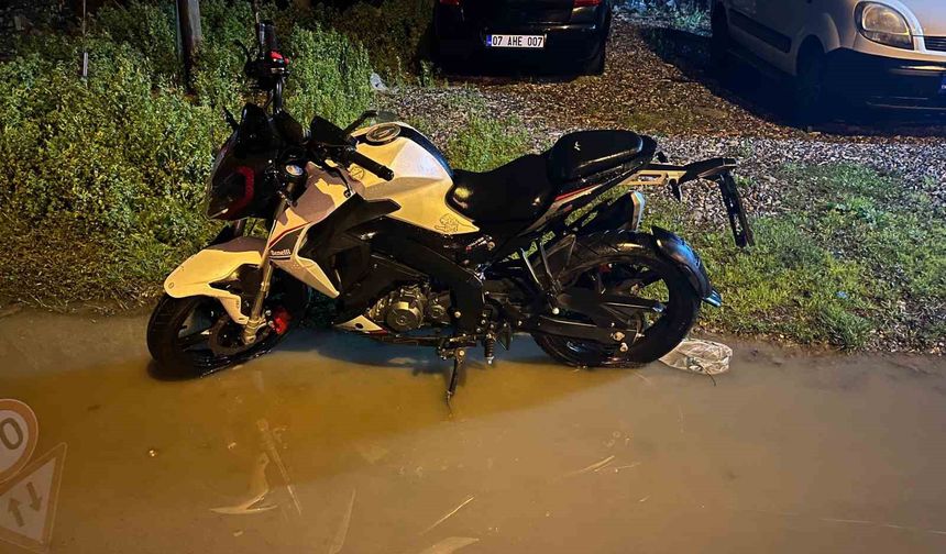 Köpeğe çarpmamak için manevra yapan motosikletin sürücüsü savrularak yaralandı