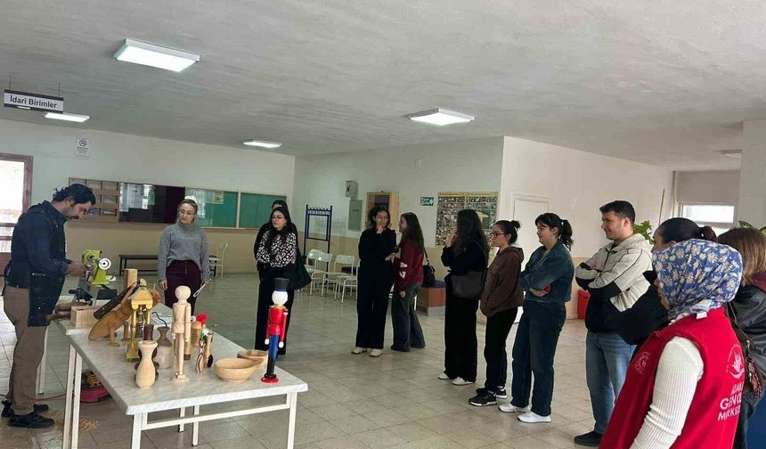 Kozan'da üniversite öğrencilerinin ahşap sanatı mesaisi