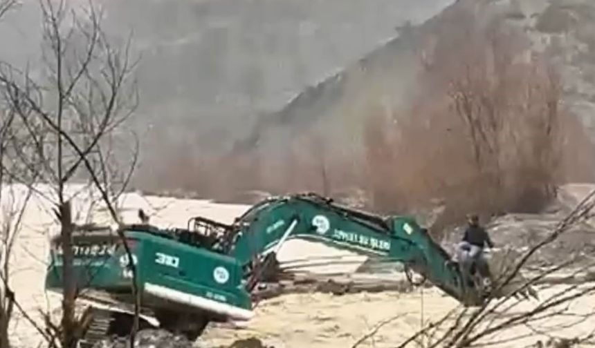 Mahsur kalan vatandaş iş makinesi ile kurtarıldı