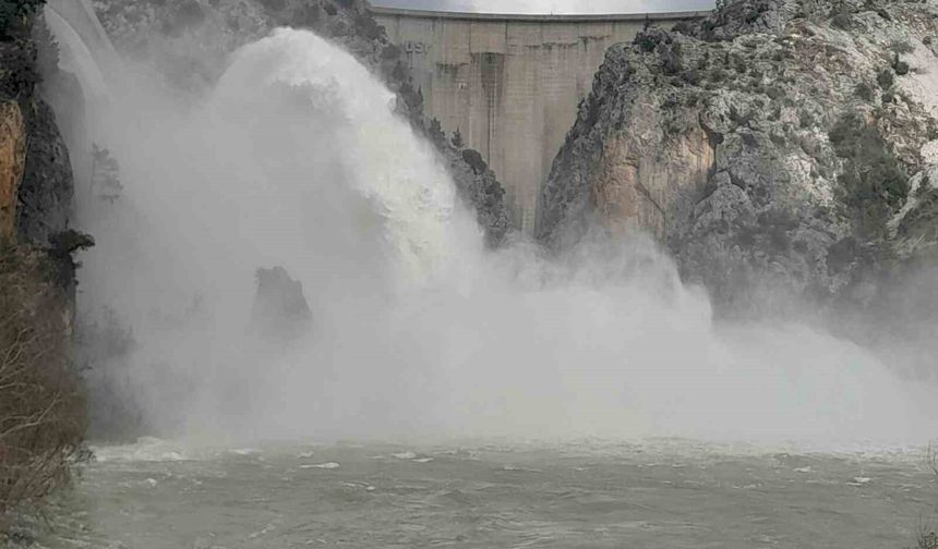 Manavgat'ta barajda taşkın riskine karşı su tahliyesi