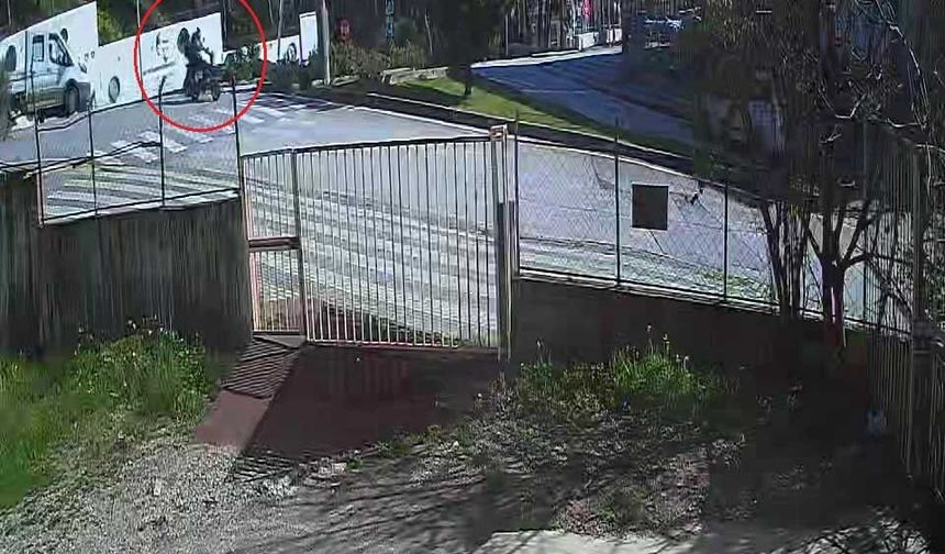 Manavgat'ta motorlu bisiklet takla attı: 1'i ağır 2 yaralı