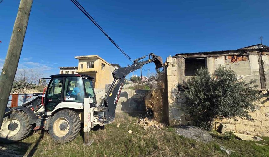 Mersin'de çökme riski taşıyan metruk bina yıkıldı