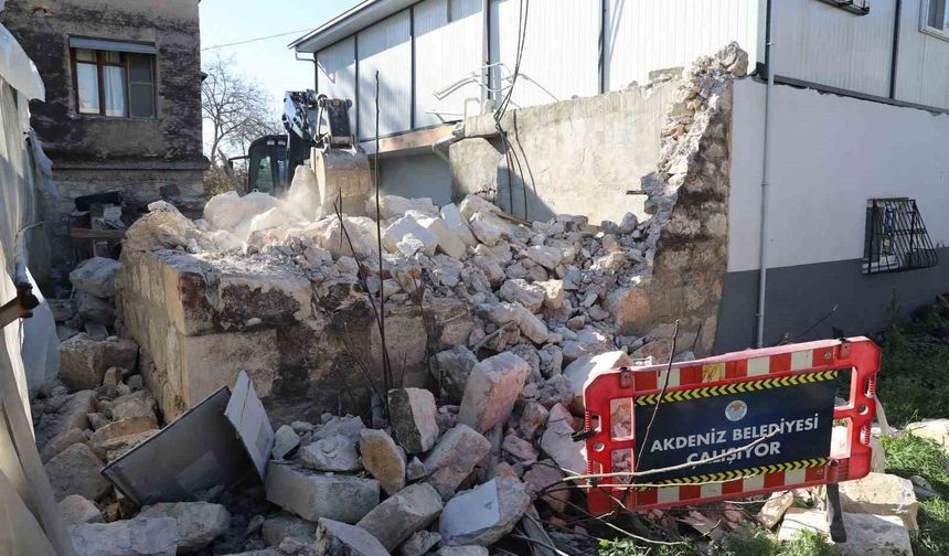 Metruk yapı kontrollü şekilde yıkıldı
