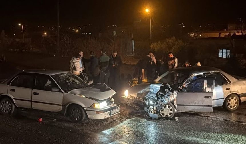 Osmaniye'de iki otomobil kafa kafaya çarpıştı: 4 yaralı