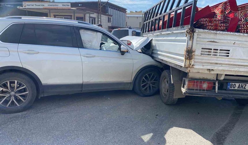 Osmaniye'de otomobil ile pikap çarpıştı 2 yaralı