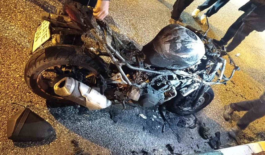 Osmaniye'de park halindeki motosiklet alev alev yandı