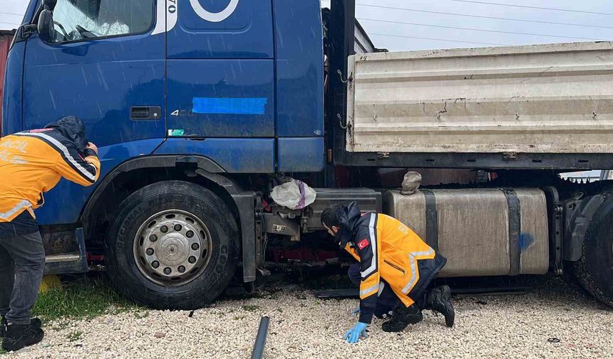 Otobüsle çarpışan tır, barakaya daldı: Ekipler ve vatandaşlar dakikalarca olay yerinde yaralı aradı
