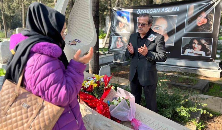 Özgecan Aslan ölümünün 11'inci yılında mezarı başında dualarla anıldı