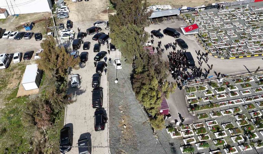 Özgür Özel'den 30 araçlık konvoyla deprem mezarlığına ziyaret