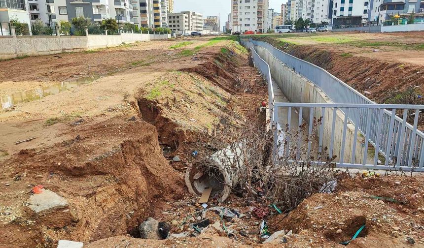 Sarıçam'da dere yatağına ev yapılması, alt yapı yetersizliği sele neden oluyor