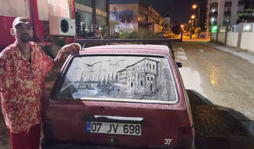 Tozlu araç görünce dayanamıyor, camları sanat eserine dönüştürüyor