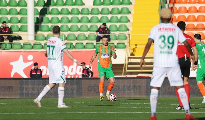 Trendyol Süper Lig: Alanyaspor: 1 - Konyaspor: 0 (İlk yarı)