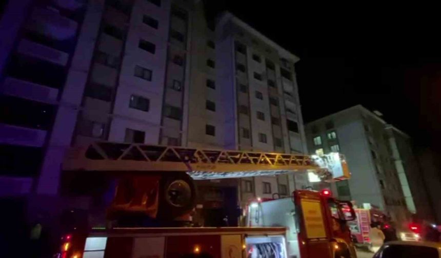 Yangında evdeki tüp patladı: Binada mahsur kalan 13 kişiyi itfaiye ekipleri kurtardı
