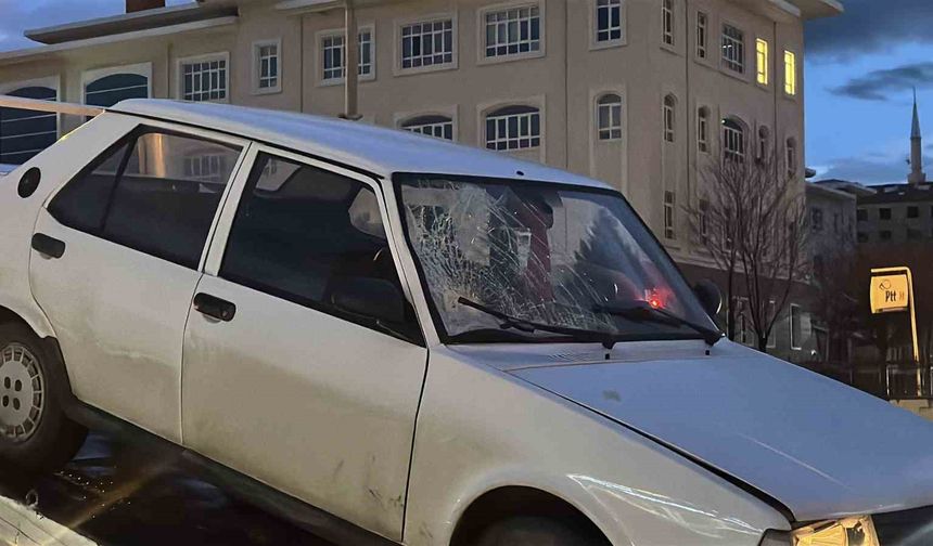 Yolun karşısına geçerken otomobilin çarptığı kadın ağır yaralandı: Kaza anı kamerda