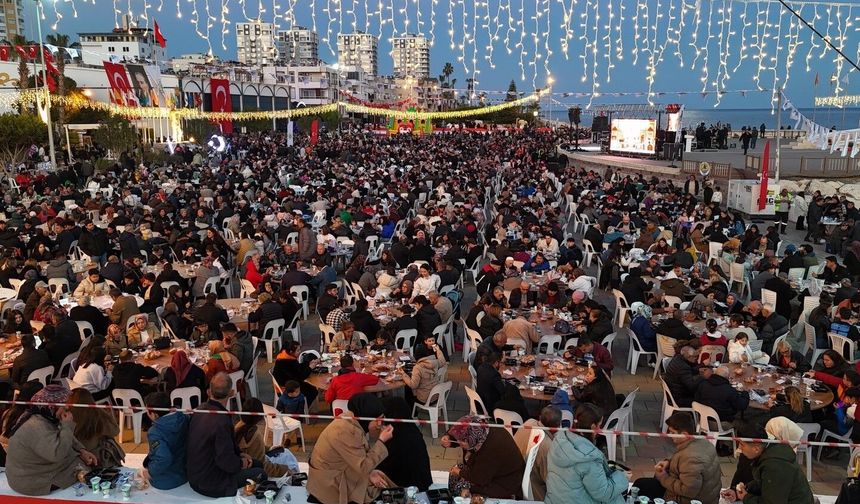 10 bin kişi deniz kenarında iftarda buluştu