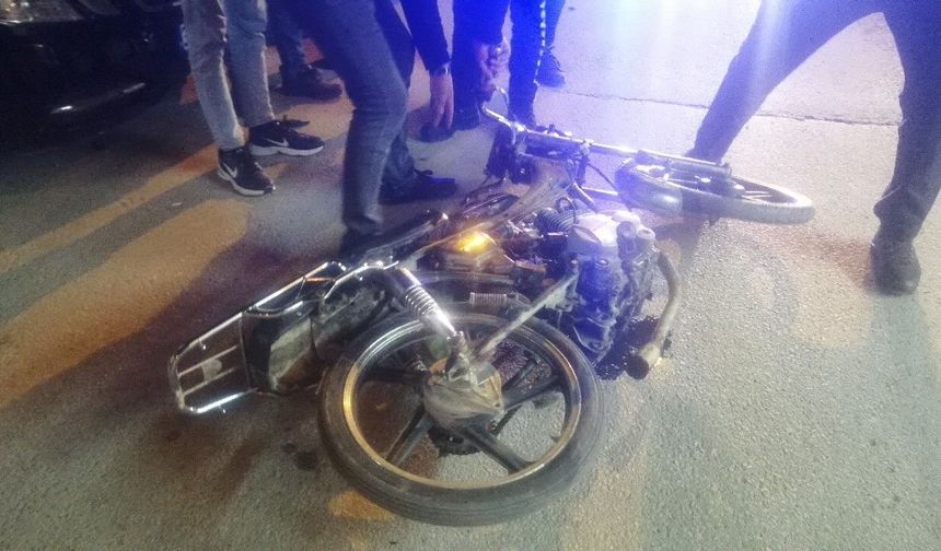 14 yaşındaki motosiklet sürücüsünün akrobasi tutkusu kazaya neden oldu: 2 yaralı